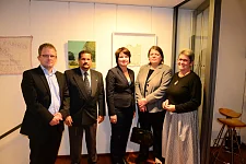 Von Links: Dr. Arie Hartog (Direktor Gerhard-Marcks-Haus), Héctor E. Corcho (Kulturattaché und Sportbeauftragter Botschaft Kuba), Staatsrätin Ulrike Hiller, Eva Dvo&#248;áková (Gesandte-Botschaftsrätin Botschaft Tschechien), Libuse Cerna (Mitgründerin von pro-tisk und Vorsitzende Bremer Rat für Integration) 