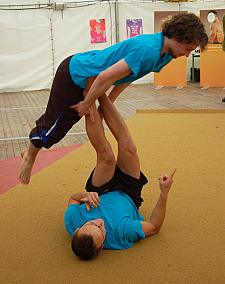 Mitglieder der Zirkusschule Jokes zeigten, was mit einem gesunden Rücken möglich ist.