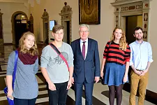 v.l.n.r. Birte Schwichtenberg, Jonas Oldenburg, Bürgermeister Jens Böhrnsen und die zwei Fremdsprachassistenten werden an den Feierlichkeiten zum Tag der Deutschen Einheit teilnehmen