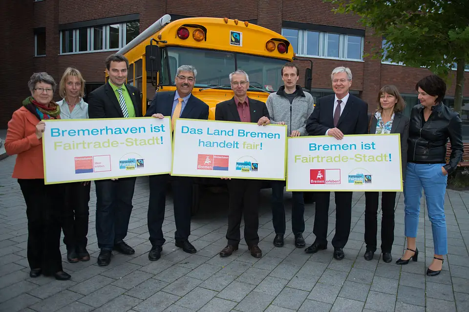 Freuen sich gemeinsam über die Auszeichnungen für Bremen und Bremerhaven (v.l.): Anna Kadooph, Magistrat Bremerhaven, Kerstin Ulke, NordSüdForum Bremerhaven, Maurice Müller, Dezernent für Umwelt und Klimaschutz, Oberbürgermeister Melf Grantz, Dieter Overath, Geschäftsführer Fairtrade Deutschland, Christopher Duis, Bremer entwicklungspolitisches Netzwerk, Bürgermeister Jens Böhrnsen, Gertraud Gauer-Süß, Bremer Informationszentrum für Menschenrechte und Entwicklung, und Staatsrätin Ulrike Hiller.