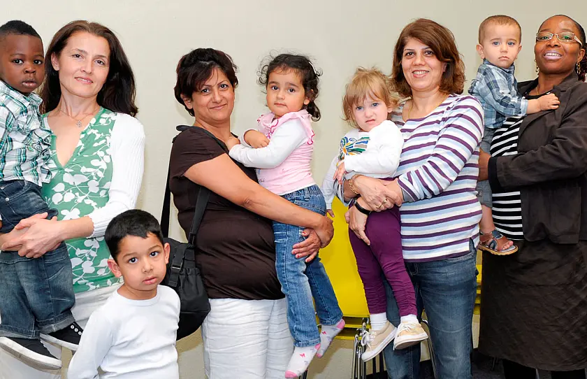 Deutsche Vokabeln büffeln mit Kind auf dem Arm? Leichter ist es, wenn die Kinder nebenan betreut werden. So erreichen die Integrationskurse besonders Frauen sehr viel früher