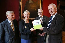  Die drei Stiftungsvorstände überreichen Bildungssenatorin Quante-Brandt eine Dokumentation von 15 Jahren Stiftungsarbeit der GEWOBA