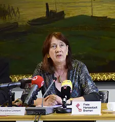 Bürgermeisterin Karoline Linnert erläutert die vom Senat beschlossene Umschichtung der Haushaltsrisiken