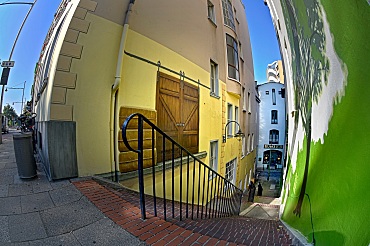 Links der Tabak, rechts die Wallanlagen: Damit lädt der Treppenzugang Altenwall in den Schnoor ein. Künstler von Atx Artworx aus dem Bremer Viertel haben die zwei Fassaden mit Graffiti gestaltet.]