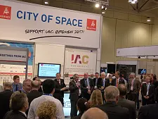 Eröffnung des Bremen-Stand auf dem IAC-Kongress: DLR-Vorstandsvorsitzender Prof. Johann-Dietrich Wörner, Staatsrat Dr. Heiner Heseler, ZARM-Direktor Prof. Claus Lämmerzahl, der Bremer Airbus Defence & Space-Standortleiter Bart Reijnen sowie OHB-Vorstandsmitglied Dr- Fritz Merkle (v.l.n.r.)