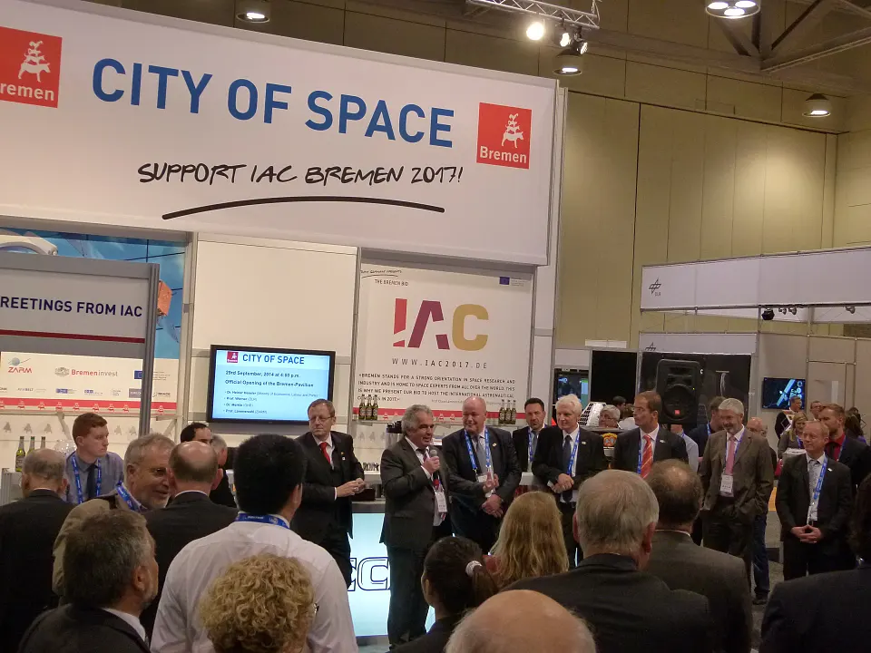 Eröffnung des Bremen-Stand auf dem IAC-Kongress: DLR-Vorstandsvorsitzender Prof. Johann-Dietrich Wörner, Staatsrat Dr. Heiner Heseler, ZARM-Direktor Prof. Claus Lämmerzahl, der Bremer Airbus Defence & Space-Standortleiter Bart Reijnen sowie OHB-Vorstandsmitglied Dr- Fritz Merkle (v.l.n.r.)