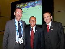 Senator Martin Günthner traf auf dem IAC in Toronto  unter anderem mit dem NASA-Chef Charles F. Bolden (Mitte) und DLR-Chef Prof. Johann-Dietrich Wörner (rechts) zusammen