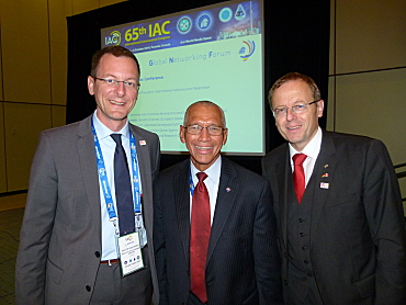 Senator Martin Günthner traf auf dem IAC in Toronto  unter anderem mit dem NASA-Chef Charles F. Bolden (Mitte) und DLR-Chef Prof. Johann-Dietrich Wörner (rechts) zusammen