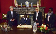 Botschafter Dikenou trägt sich in das Goldene Buch der Freien Hansestadt Bremen ein