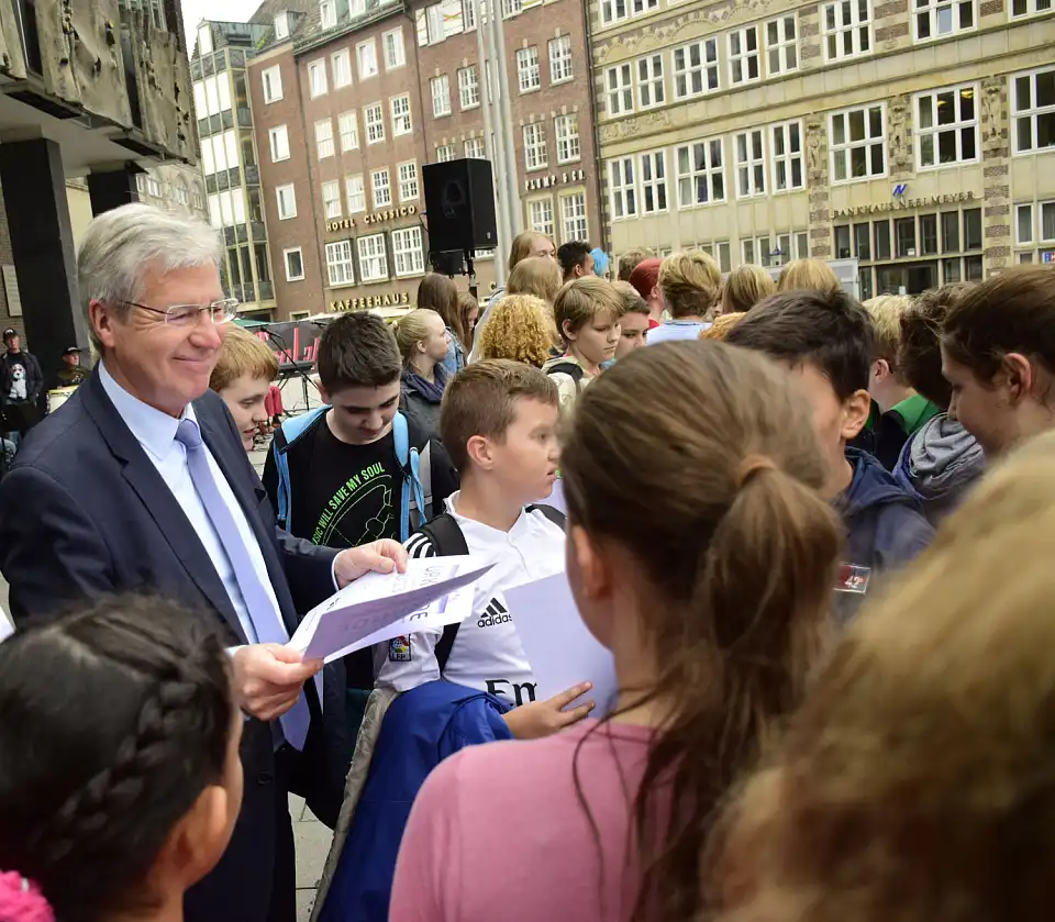 Bürgermeister Böhrnsen verteilt Urkunden