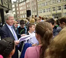 Bürgermeister Böhrnsen verteilt Urkunden