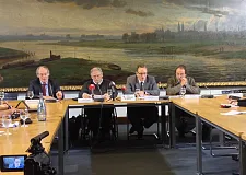 Die Staatsräte Dr. Matthias Stauch (Justiz), Horst Frehe (Soziales) und Holger Münch (Inneres) erläutern den Umgang mit schwierigen unbegleiteten minderjährigen Flüchtlingen. 