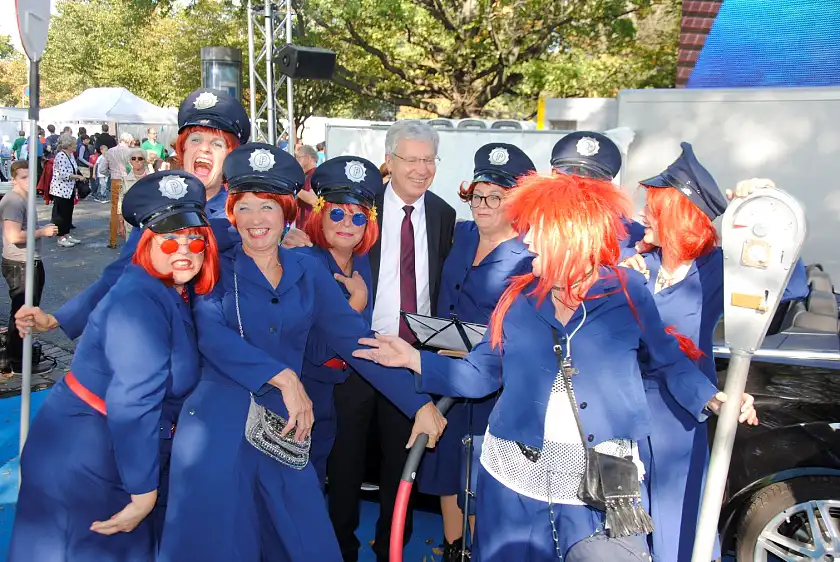 Viel Spaß hatten Blaumeiers Kesse Politessen zusammen mit dem Bürgermeister am Stand von Mercedes-Benz in Bremen