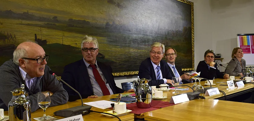 Das abwechslungsreiche Programm der 4. Bremer Integrationswoche wurde heute (07.10.2014) im Rathaus von Dr. Helmut Hafner (li.) sowie von Silke Harth, Libuse Cerna, Cornelius Neumann-Redlin, Bürgermeister Böhrnsen und Senatssprecher Hermann Kleen (v.r.) vorgestellt