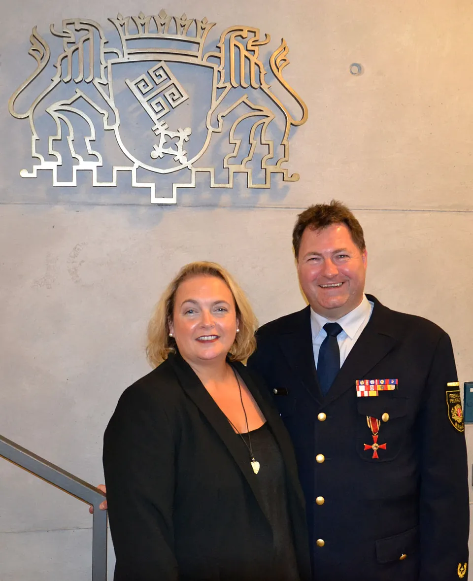 Das Bild zeigt Birte Schleef und Marcus Schleef in der Bremer Landesvertretung in Berlin