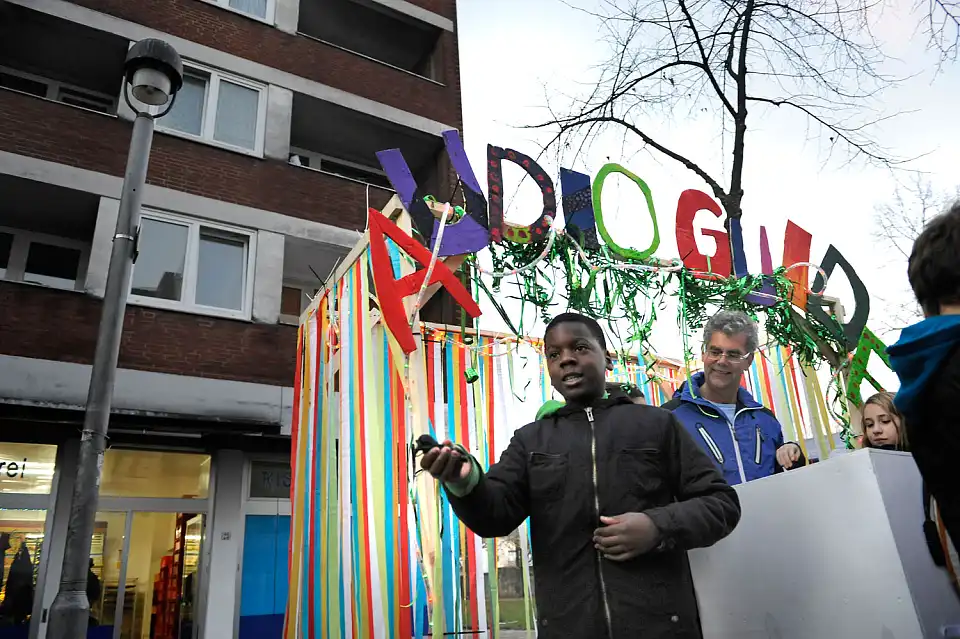 Das Foto zeigt die Verteilung des Audioguides für Gröpelingen