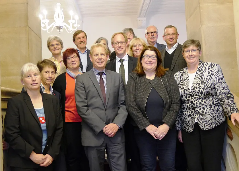 Das Foto zeigt die Mitglieder des Bremer Bündnisses für Familie nach der Sitzung des Kuratoriums am 8. Oktober 2014 v.l.n.r.: Wiebke Hamm, Handelskammer Bremen; Angelika Pfeifer, Handwerkskammer Bremen; Eda Bosse, Bremische ev. Kirche; Anette Düring, DGB; Dr. Arnold Knigge, LAG der Freien Wohlfahrtspflege; Ingo Schierenbeck, Arbeitnehmerkammer; Margareta Steinrücke (verdeckt), GF Bündnis für Familie; Cornelius Neumann-Redlin, Unternehmensverbände im Lande Bremen, Ulrike Hauffe, Landesbeauftragte für Frauen, Andrea Frenzel-Heiduk, GF Bündnis für Familie; Anja Stahmann, Senatorin für Soziales, Kinder, Jugend und Frauen; Dr. Klaus Sondergeld, WFB; Probst Martin Schomaker, Katholischer Gemeindeverband; Christine Eden, Agentur für Arbeit Bremen-Bremerhaven 