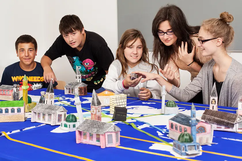 Schüler der Oberschule Lehmhorster Straße in Bremen-Nord arbeiten die Geschichte Blumenthals auf und gestalten eine große Stadtteilkarte