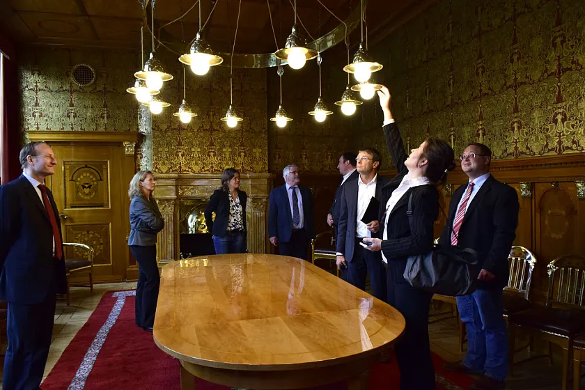 Bei einem Rundgang durch das Rathaus wurden alle Leuchtmittel angeschaut