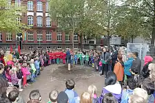 Kinder aller Schulklassen hatten sich um die Linde versammelt, um bei der Baumspende mit dabei zu sein