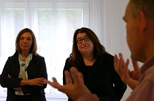 v.l. Sabine Schoefer, Vorsitzende der Bürgerstiftung, und Senatorin  Stahmann im Gespräch mit Josef Schneider, Leiter des Übergangswohnheims an der Arberger Heerstraße