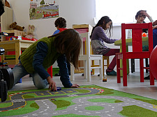 Kinder im Spielzimmer, dessen Einrichtung die Bürgerstiftung finanziert hat