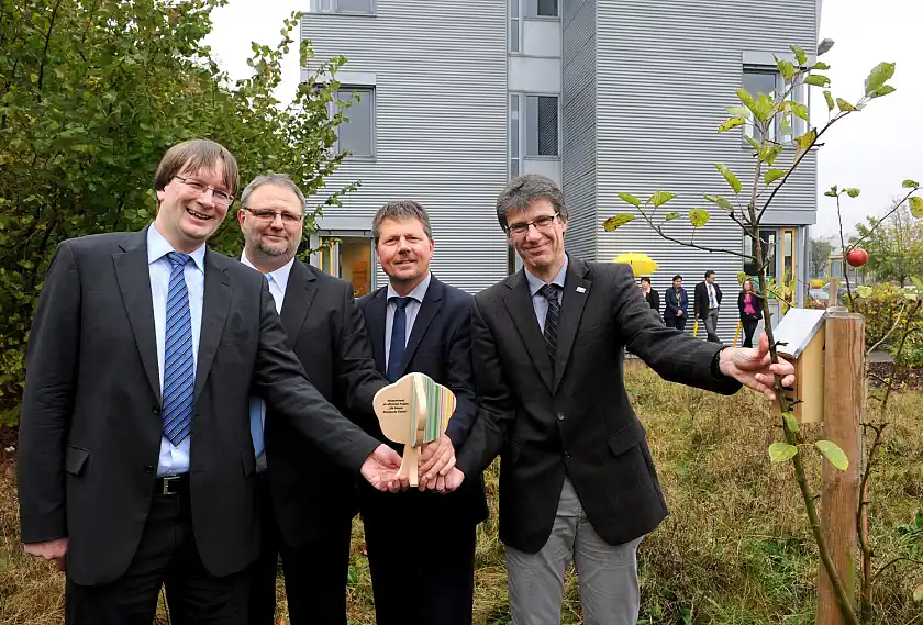 Dr. Kilian Delbrück, Bundesministerium für Umwelt, Naturschutz, Bau und Reaktorsicherheit, beglückwünscht stellvertretend für die Bremer Umweltpartnerschaft Postniederlassungsleiter Andreas Trzaska, Umweltsenator Dr. Joachim Lohse und Martin Rode, Landesgeschäftsführer BUND Bremen (v.l.n.r.), zur Unternehmens-Kampagne „Orte der biologischen Vielfalt“ und zeichnet diese zum UN-Dekade-Projekt aus.