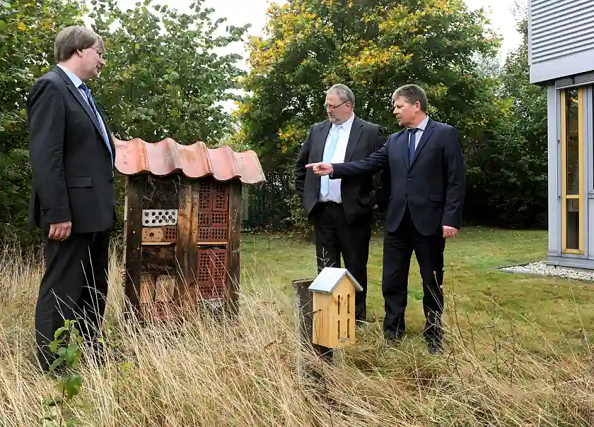 Postniederlassungsleiter Andreas Trzaska (Mitte) besichtigt gemeinsam mit Dr. Kilian Delbrück, Bundesministerium für Umwelt, Naturschutz, Bau und Reaktorsicherheit (links) und Umweltsenator Dr. Joachim Lohse (rechts) nach der Auszeichnung der Unternehmens-Kampagne „Orte der biologischen Vielfalt“ zum UN-Dekade-Projekt das Firmengelände neben dem Bremer Flughafen samt Insektenhotel. 
