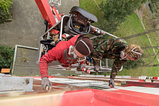 Der Graffity-Künstler Kosta Jakson (li.) zusammen mit einem Helfer bei der Arbeit 