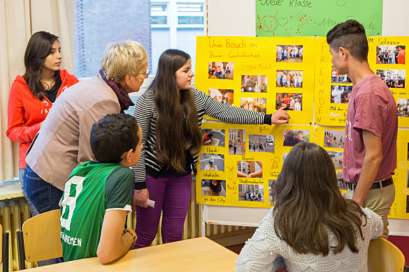 Schülerinnen und Schüler des Vorkurses an der Wilhelm- Focke- Oberschule zeigen Senatorin Quante-Brandt ihre Projektarbeit