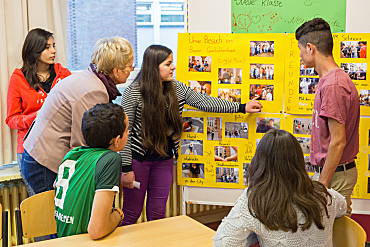 Schülerinnen und Schüler des Vorkurses an der Wilhelm- Focke- Oberschule zeigen Senatorin Quante-Brandt ihre Projektarbeit