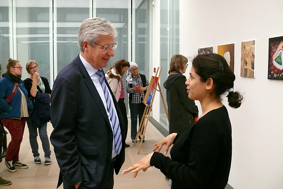 Bürgermeister Böhrnsen im Gespräch mit einer der Künstlerinnen, Zarah Hakami Jalilzadeh