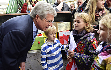 Bürgermeister Böhrnsen erkundigt sich direkt bei den Kindern, was ihnen wichtig ist
