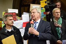 Bürgermeister Böhrnsen spricht zu den Vertreterinnen und Vertreter der Gewerkschaft Erziehung und Wissenschaft, Eltern und Schülerinnen und Schülern aus Bremerhaven; mit im Bild Bildungssenatorin Quante-Brandt und Bernd Winkelmann, GEW