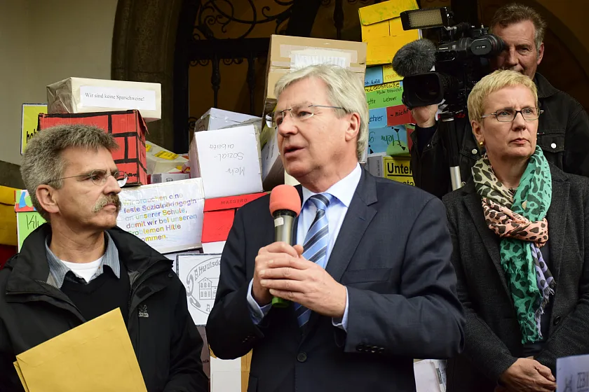 Bürgermeister Böhrnsen spricht zu den Vertreterinnen und Vertreter der Gewerkschaft Erziehung und Wissenschaft, Eltern und Schülerinnen und Schülern aus Bremerhaven; mit im Bild Bildungssenatorin Quante-Brandt und Bernd Winkelmann, GEW