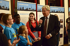 Bürgermeister Böhrnsen im Gespräch mit den Jugendlichen