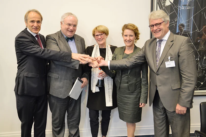 Nach der Unterzeichnung des Letter of Intent (v.l.): Karl-Heinz Streibich, Vorstandsvorsitzender der Software AG und Co-Vorsitzender AG3, Hans-Henning Lühr, Staatsrat im Finanzressort, Freie Hansestadt Bremen, Erprobungsraum Nord-West, Cornelia Rogall-Grothe, Staatssekretärin im Bundesministerium des Innern und Co-Vorsitzende der AG3, Heike Raab, Staatssekretärin im Ministerium des Innern Rheinland-Pfalz, Erprobungsraum Rhein-Neckar, Guido Kalhlen, Stadtdirektor Stadt Köln, Erprobungsraum Rheinland