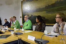 Informierten zur Nacht der Jugend: Die Jugendlichen Dennis Quicker und Rabia Kopar sowie Helmut Hafner (Senatskanzlei), Marco Bode (Werder Bremen), Senatssprecher Hermann Kleen und Ulli Barde vom Sportgarten (von rechts)