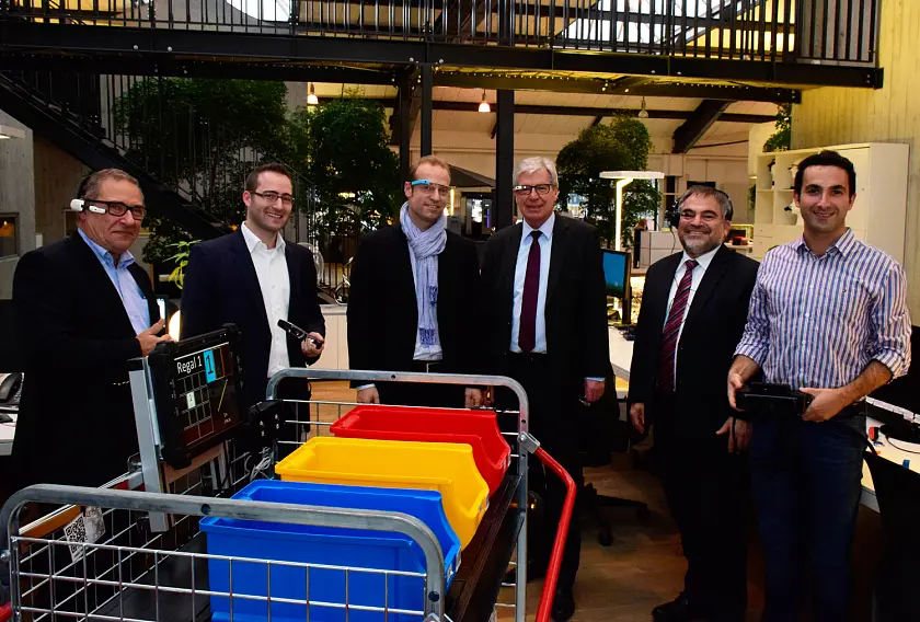 (v.l.n.r.) Prof. Dr. Michael Lawo, Professor an der Universität Bremen, Jan Junker, Finanz- und Marketingleiter UBIMAX, Dr. Hendrik Witt, Geschäftsführung UBIMAX, Bürgermeister Jens Böhrnsen, Hans-Georg Tschupke (WFB) und Mitarbeiter Leonid Poliakov testeten die Smart Glasses