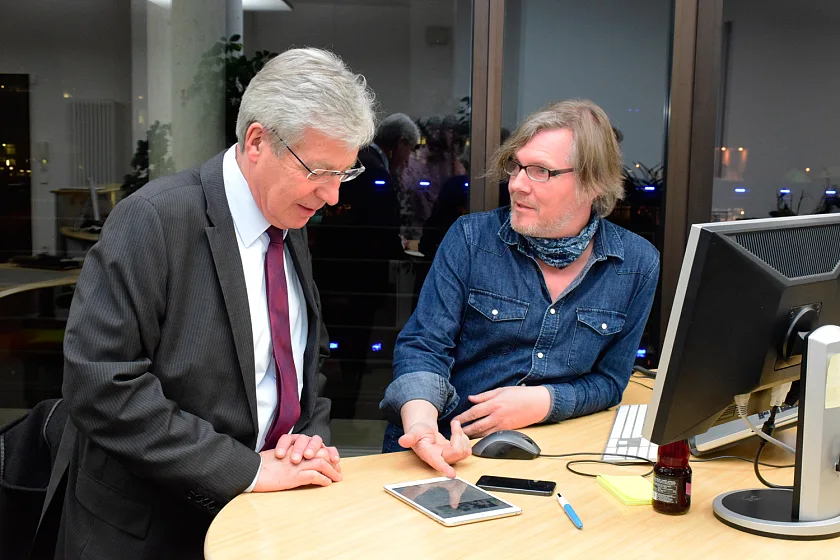 Bürgermeister Böhrnsen lässt sich von artundweise-Projektmanager Jürgen Schöffel eine realisierte Kunden-Webseite für mobile Endgeräte zeigen