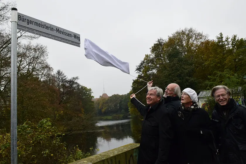 Mit Schwung enthüllt - der Bürgermeisterin-Mevissen-Weg in den Wallanlagen (v.l.n.r.): Jens Böhrnsen, Edmund Mevissen, Renate Meyer-Braun und Ortsamtsleiter Robert Bücking