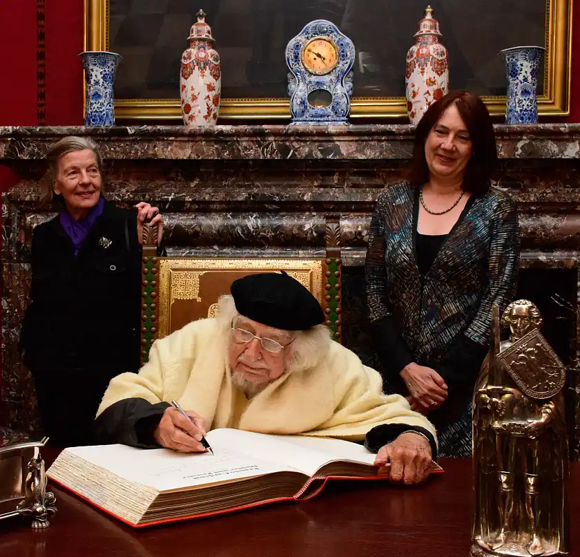 Ernesto Cardenal trägt sich im Kaminsaal des Rathauses im Beisein von Bürgermeisterin Karoline Linnert (r.) und Luise Scherf, Mitglied der Stiftung "pan y arte" ins Goldene Buch ein