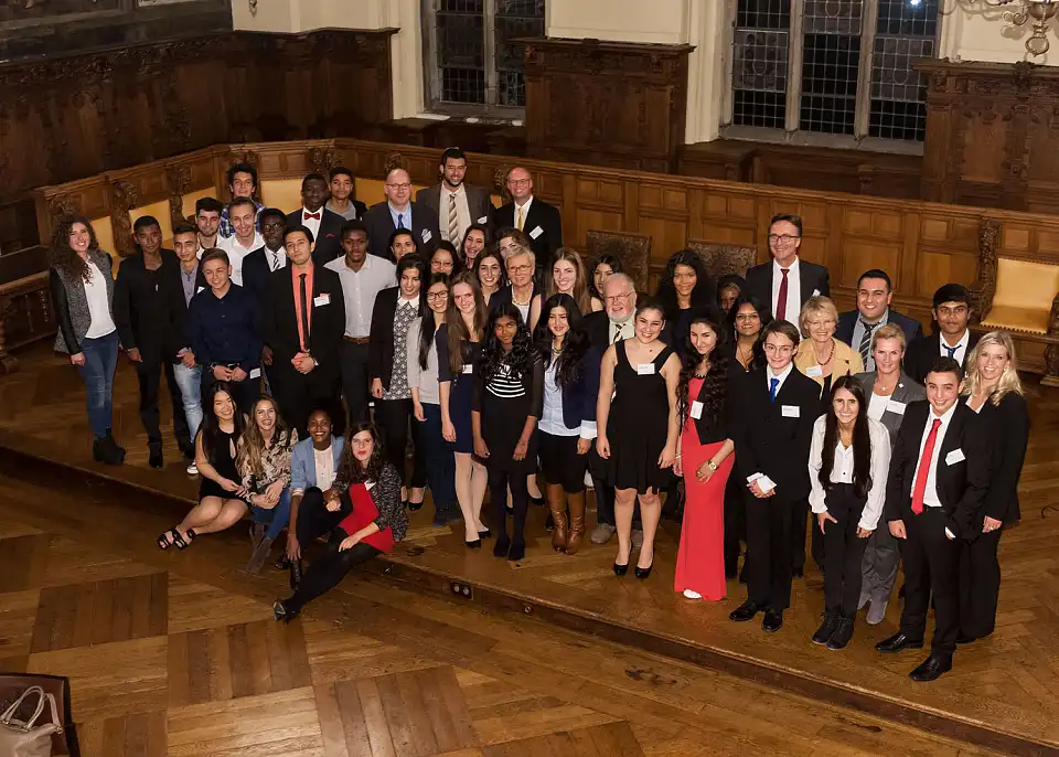 Gruppenfoto - alle Start - Stipendiaten, Team und Senatorin