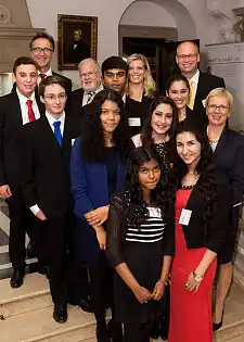 Start-Stipendiaten 2014 mit (vl) Landeskoordinatoren Helmut Kehlenbeck, Werner Willker, Katja Eckstein, Stiftungsgeschäftsführer Robert Hasse und Senatorin Eva Quante-Brandt
