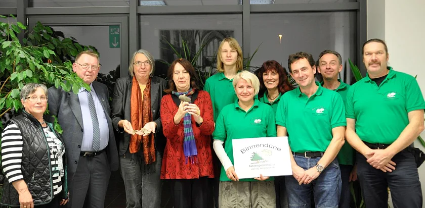 (v.l.) Das Ehepaar Grävemäter, Landesarchäologin Prof. Dr. Uta Halle, Bürgermeisterin Karoline Linnert und Mitglieder der Aktionsgemeinschaft Binnendüne bei der Übergabe der steinzeitlichen Funde