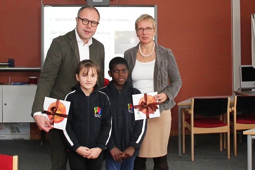 Senatorin Prof. Dr. Eva Quante-Brandt und Dr. Ingmar Ahl, Vorstand der Karg-Stiftung, gemeinsam mit zwei Schülern der Grundschule am Pfälzer Weg