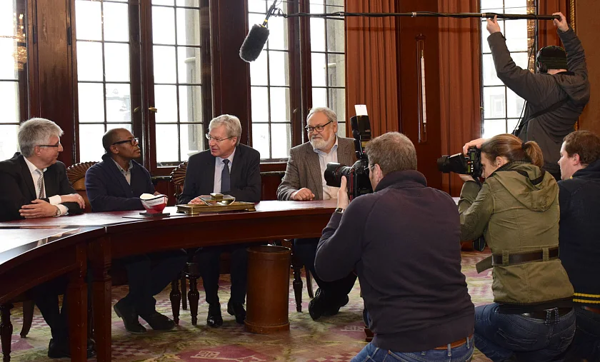 Gespräch in Bremer Rathaus: Dr. Denis Pineda (2. v. li.) berichtet Bürgermeister Böhrnsen (2. v. re.), Senator Dr.  Schulte-Sasse (li.) und Eberhard Zimmermann (re.) von seinem Ebola-Einsatz in Sierra Leone