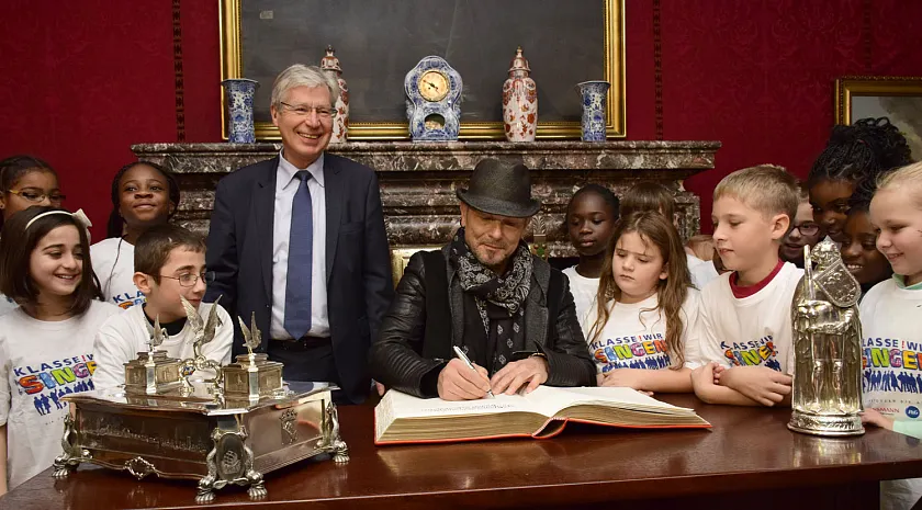 Rudolf Schenker trägt sich als Botschafter der Aktion in das Goldene Buch ein