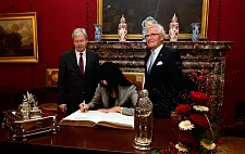 Die Botschafterin von Montenegro, Vera Joli&#x10D;i&#263;-Kuli&scaron;, trug sich in das Goldene Buch ein.