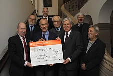 Scheckübergabe im Bremer Rathaus